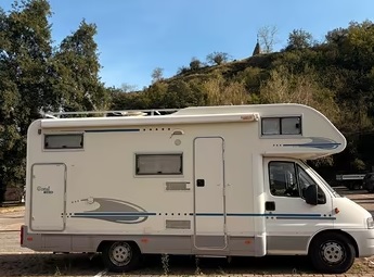 Entrano in un camper in sosta a Marghera e cercano di rubare generi alimentari, un monitor ed alcuni cavi elettrici