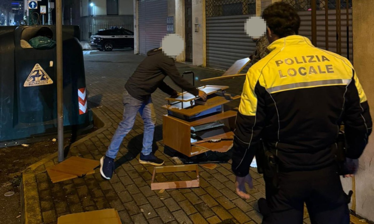 Abbandono di rifiuti ingombranti con multa a Mestre: la smettiamo o no?