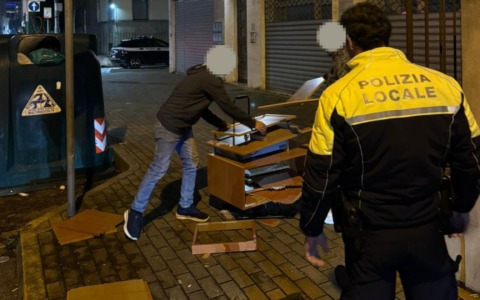 Abbandono di rifiuti ingombranti con multa a Mestre: la smettiamo o no?