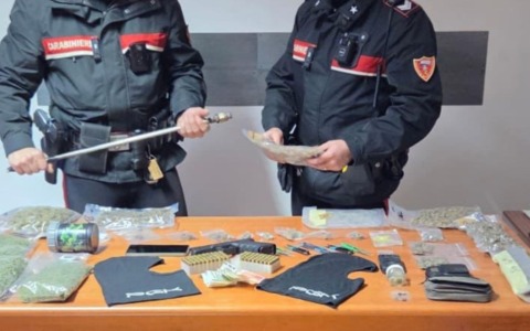 Droga, mazza ferrata e pistola a salve nell’auto: arrestato 31enne dopo un controllo in un parcheggio