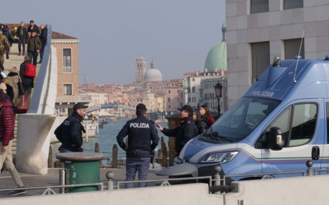 Borseggiatori rubano portafoglio e cellulare ad alcune studentesse vicino al Ponte della Costituzione