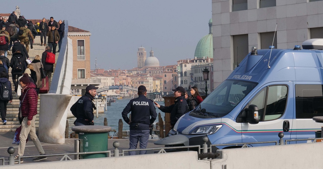 Borseggiatori rubano portafoglio e cellulare ad alcune studentesse vicino al Ponte della Costituzione