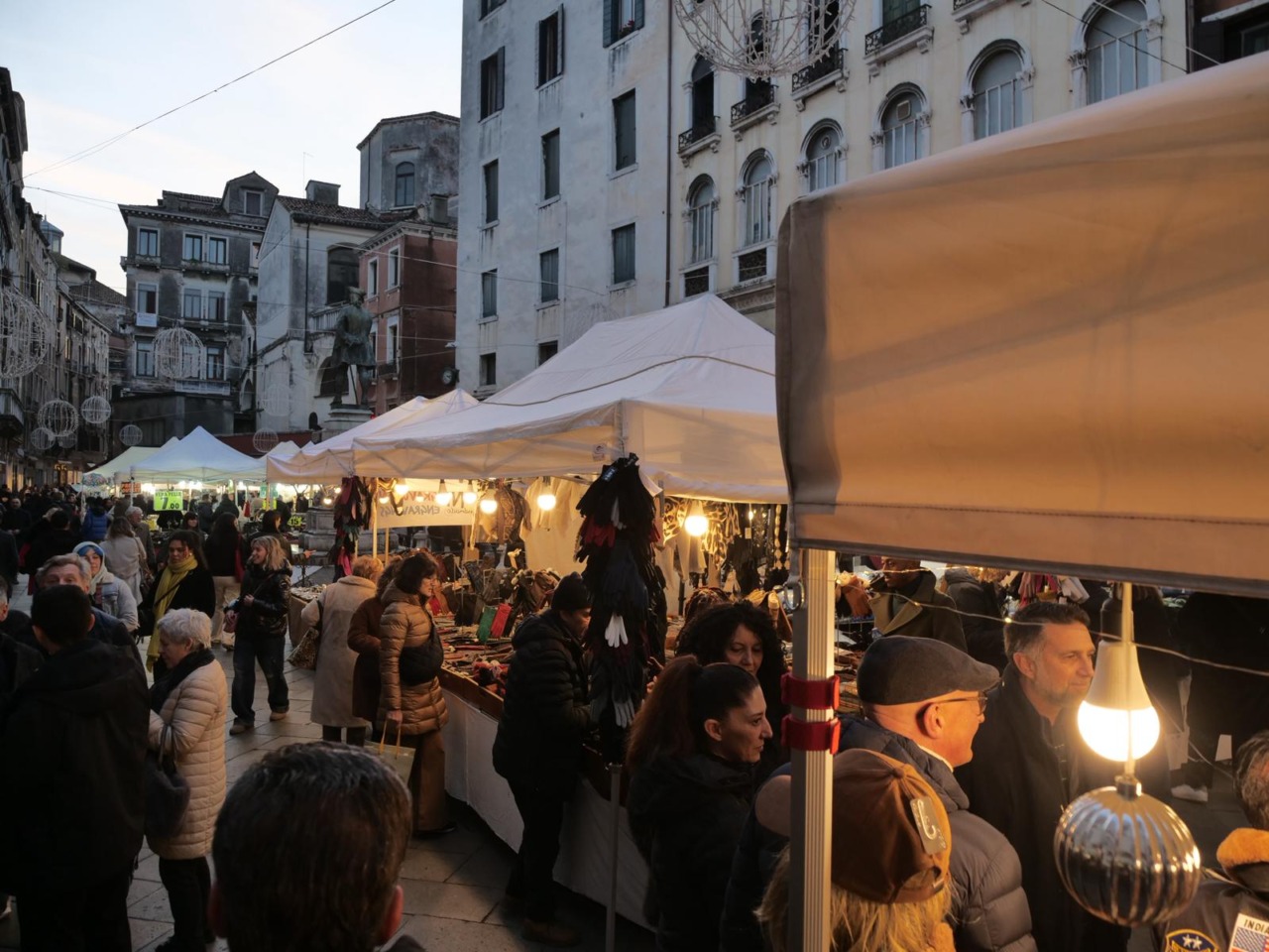 Fiera di Natale a Venezia: banchi in Strada Nova nel segno del nuovo decoro