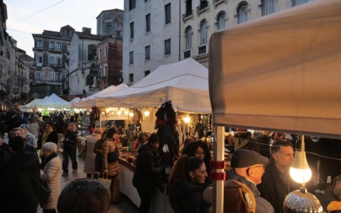 Fiera di Natale a Venezia: banchi in Strada Nova nel segno del nuovo decoro