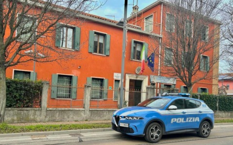 Ha il braccialetto elettronico per maltrattamenti verso l’ex, continua a farlo scaricare per renderlo inefficace