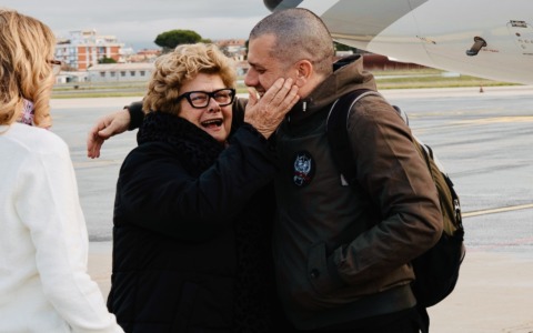 Alberto Trentini torna al Lido di Venezia a tre settimane dalla sua liberazione