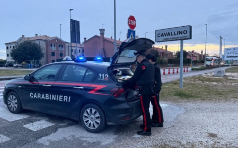 Fuori casa dell’ex, prima la minaccia e poi scavalca il cancello entrando nel suo giardino