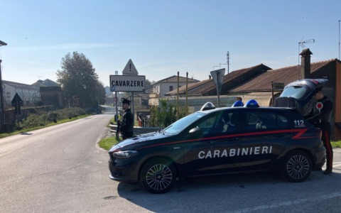 Litigi, lancio di oggetti e minacce. Incubo per i genitori dal 2015: allontanato il figlio 41enne