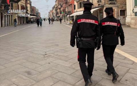 57enne trovato in casa con dosi di hashish, cocaina ed eroina