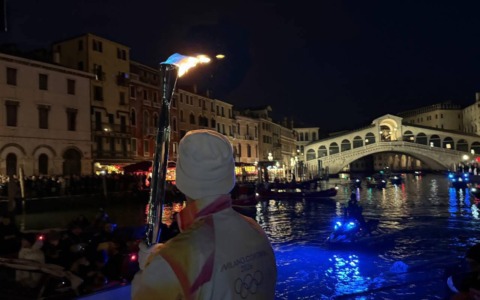 La Fiamma Olimpica arriva a Venezia: staffetta sull’acqua verso Milano Cortina 2026
