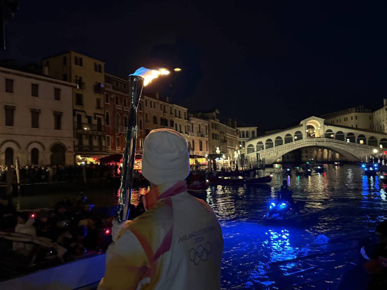 La Fiamma Olimpica arriva a Venezia: staffetta sull’acqua verso Milano Cortina 2026