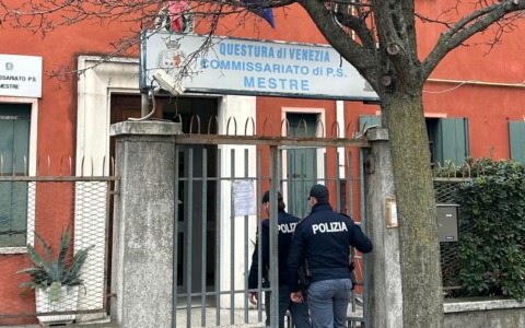 Non può più avvicinarsi alla moglie, ma quando lei non è in casa lui approfitta per entrare