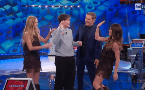 Il giovane Riccardo da Marghera a “L’Eredità” si ferma ai “100 secondi”: le battute con le conterranee “Professoresse”