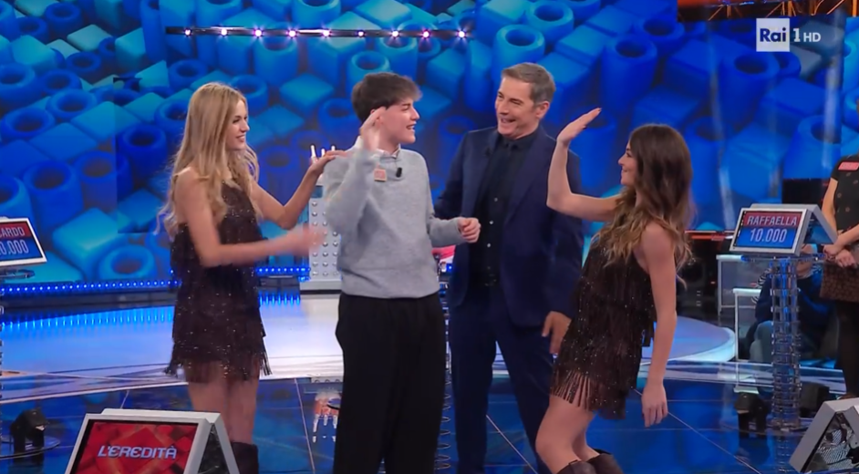 Il giovane Riccardo da Marghera a “L’Eredità” si ferma ai “100 secondi”: le battute con le conterranee “Professoresse”