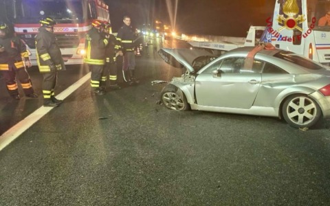 Auto a GPL prende fuoco sull’A4, un ferito