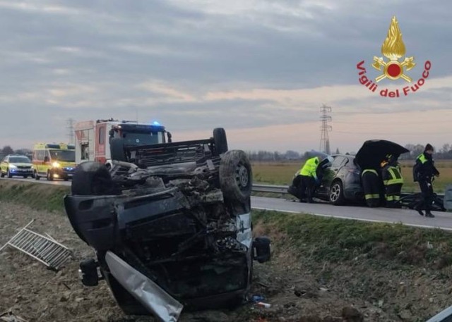 Incidente frontale tra furgone e auto a Mira: tre feriti