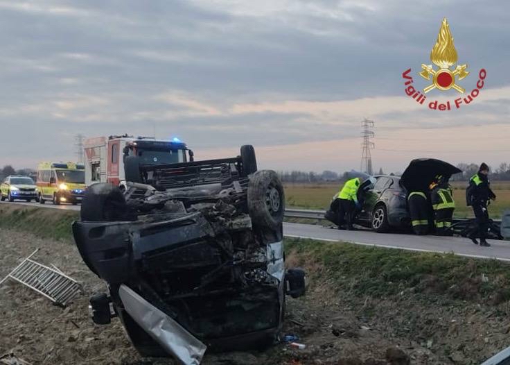 Incidente frontale tra furgone e auto a Mira: tre feriti
