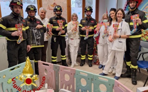 Vigili del Fuoco di Venezia consegnano le calze della Befana nei reparti pediatrici