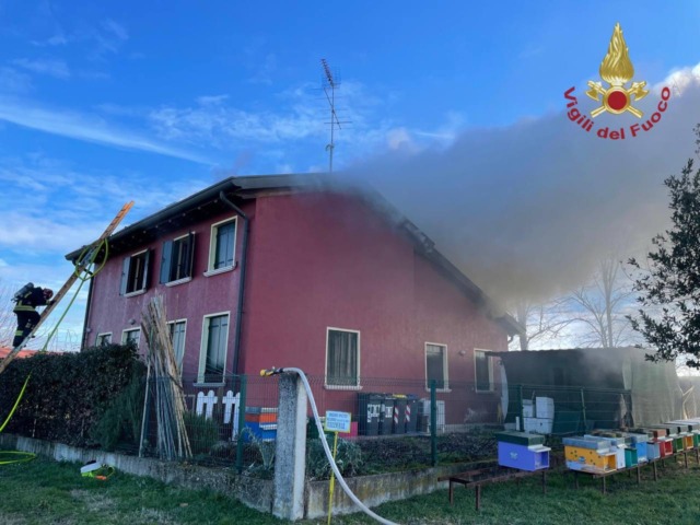 Incendio sul tetto di un’abitazione a Meolo