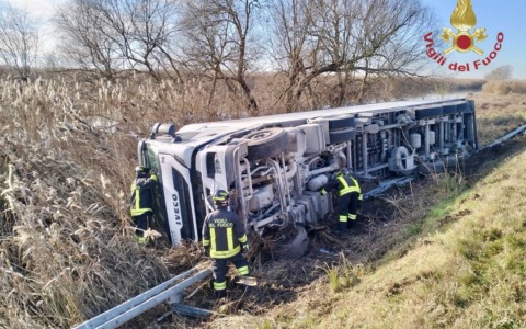 Mezzo pesante si ribalta a Quarto d’Altino: illeso l’autista