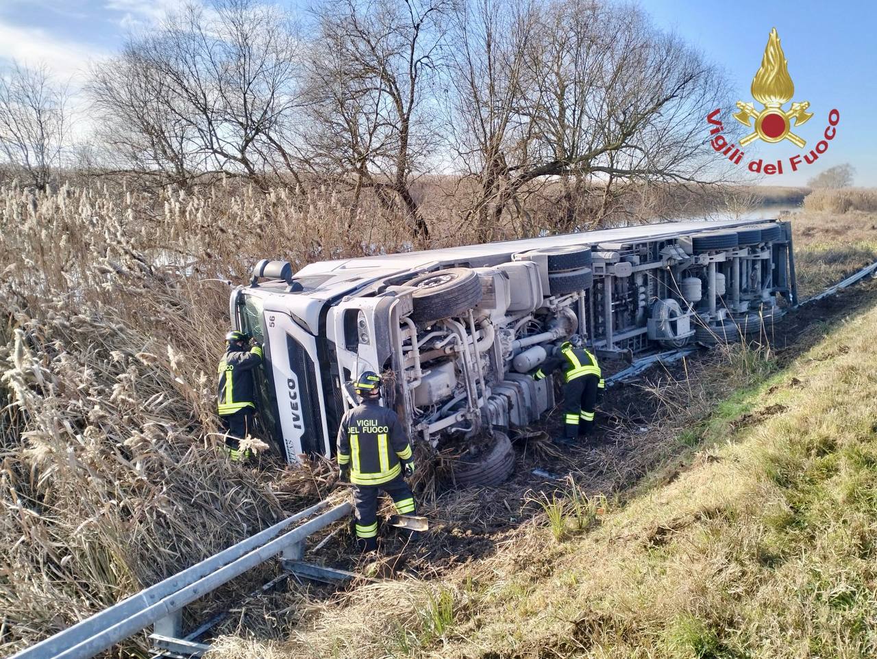 Mezzo pesante si ribalta a Quarto d’Altino: illeso l’autista