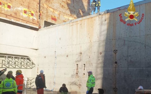 Operaio cade nella stiva di una nave mercantile, ferito dopo un volo di sei metri