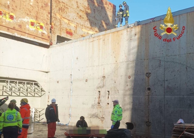 Operaio cade nella stiva di una nave mercantile, ferito dopo un volo di sei metri