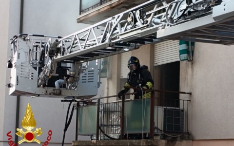 Incendio in un appartamento a Mestre: evacuate circa 20 persone