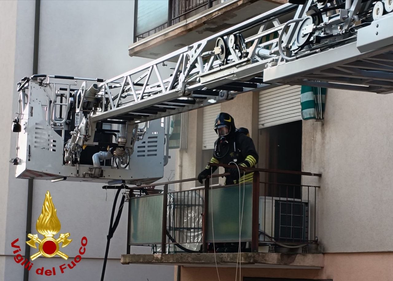 Incendio in un appartamento a Mestre: evacuate circa 20 persone