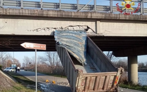 Autocarro urta il viadotto e il cassone rimane incastrato