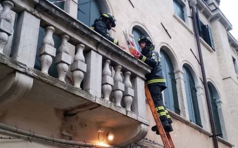 Crolla un barbacane a Venezia: vigili del fuoco intervengono per dissesto statico