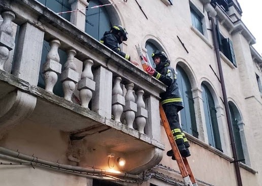Crolla un barbacane a Venezia: vigili del fuoco intervengono per dissesto statico