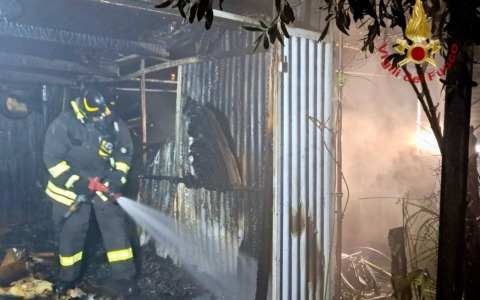 Esplosione nella notte: magazzino in fiamme dopo lo scoppio di una bombola