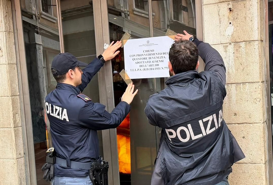 Un ferito grave dopo la rissa al bar in centro a Venezia: chiuso due settimane