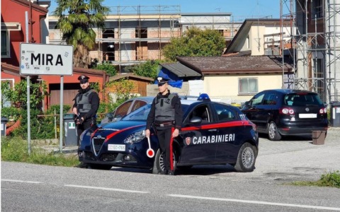 Allontanato dopo aver aggredito la moglie: la sera successiva viene trovato di nuovo a casa sua