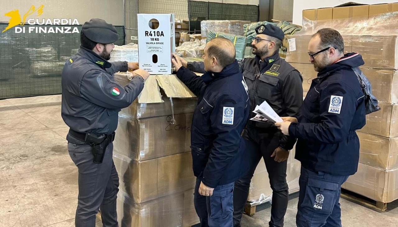 Sequestrati più di 24mila kg di gas refrigerante di contrabbando al porto di Venezia