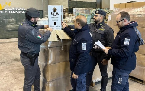 Sequestrati più di 24mila kg di gas refrigerante di contrabbando al porto di Venezia