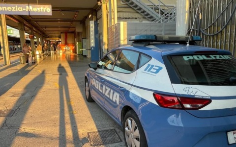 Tenta di rubare uno smartphone alla stazione di Mestre, ma il comportamento sospetto lo tradisce