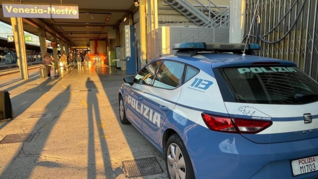 Tenta di rubare uno smartphone alla stazione di Mestre, ma il comportamento sospetto lo tradisce