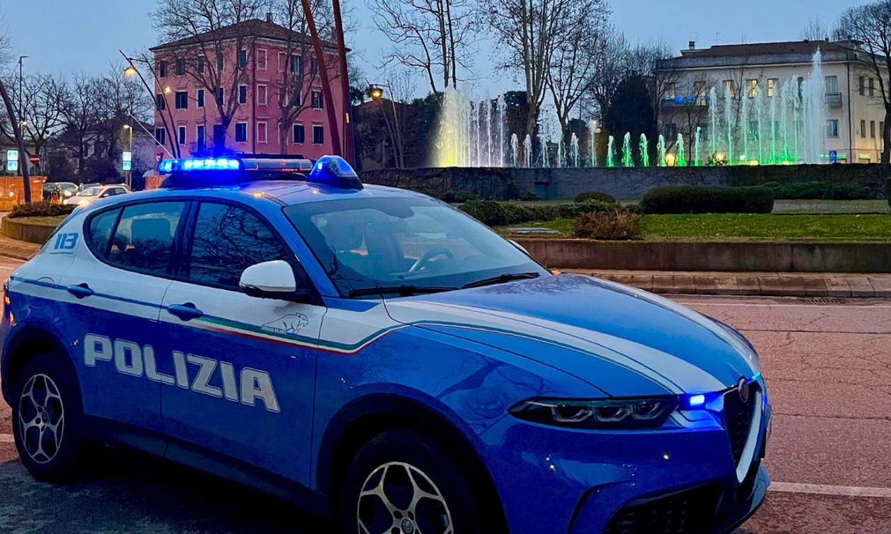 Rompe a porta di un supermercato con un mattone e ruba diverse bottiglie di alcolici