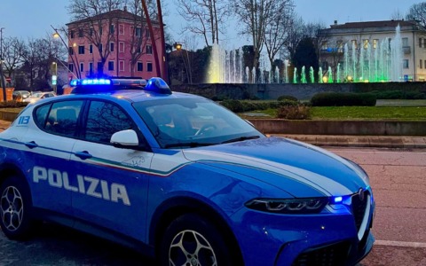 Rompe a porta di un supermercato con un mattone e ruba diverse bottiglie di alcolici