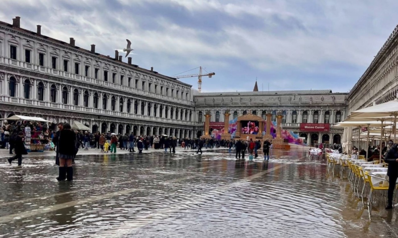 Carnevale Venezia 2026, gran finale tra costumi, maschere e… stivali per l’acqua alta