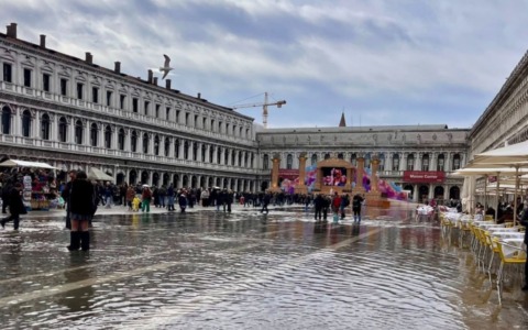 Carnevale Venezia 2026, gran finale tra costumi, maschere e… stivali per l’acqua alta