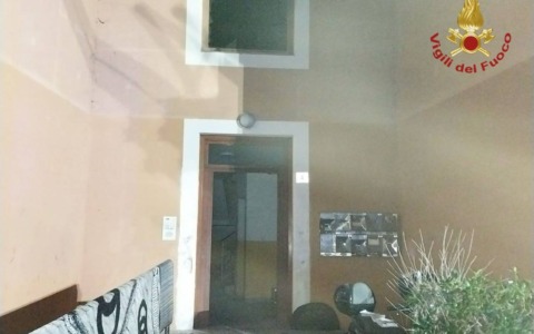 Fumo e fiamme in un appartamento a Mestre: 18 evacuati dal palazzo, in ospedale per accertamenti