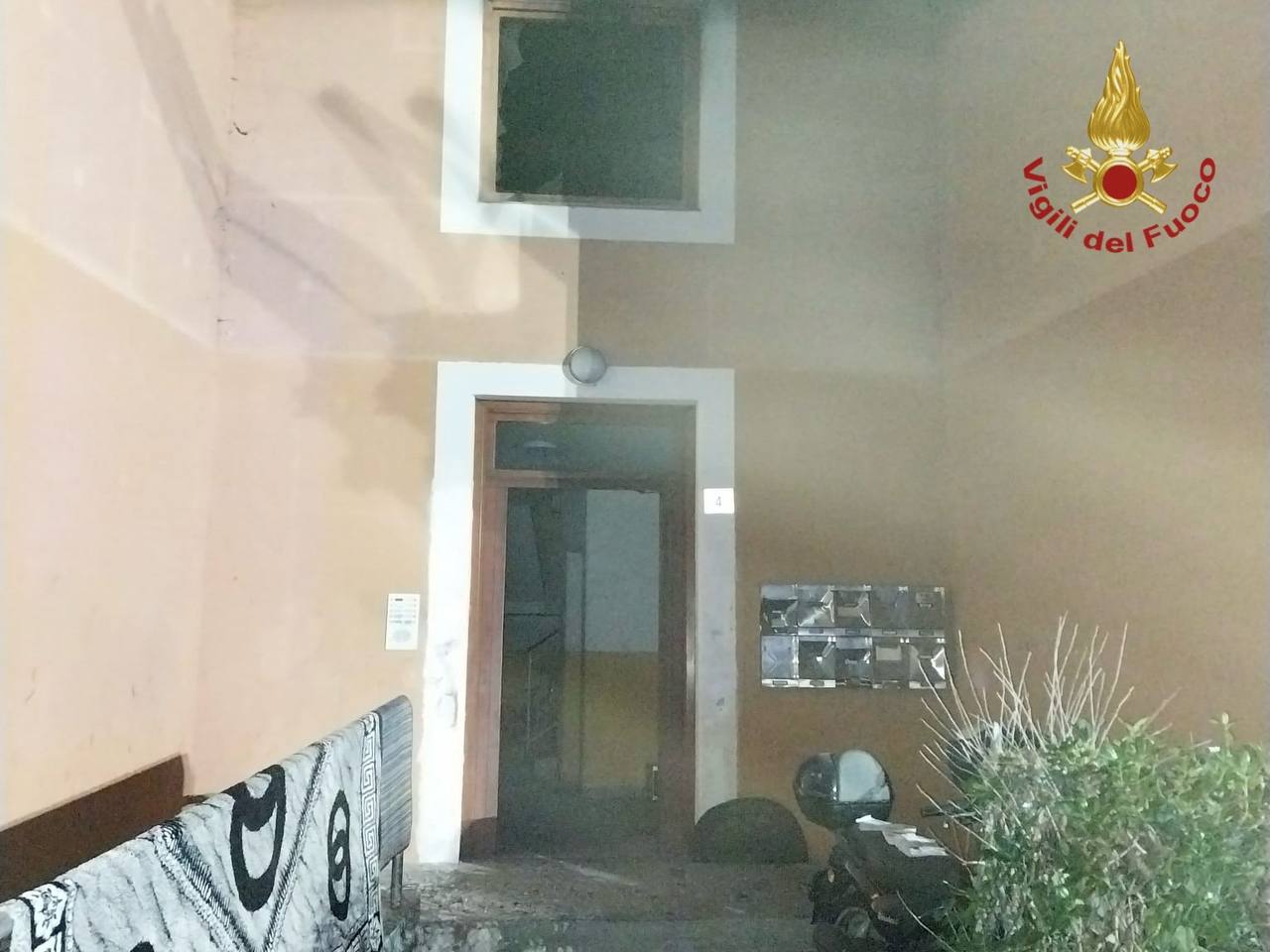 Fumo e fiamme in un appartamento a Mestre: 18 evacuati dal palazzo, in ospedale per accertamenti