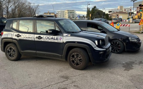 Riconosciuto dopo la fuga a un controllo: aveva la patente revocata dal 2020