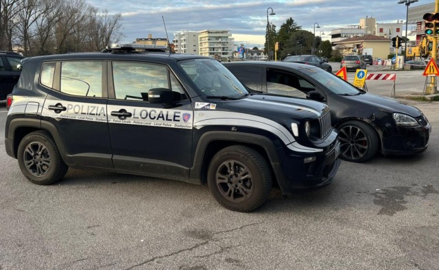 Riconosciuto dopo la fuga a un controllo: aveva la patente revocata dal 2020