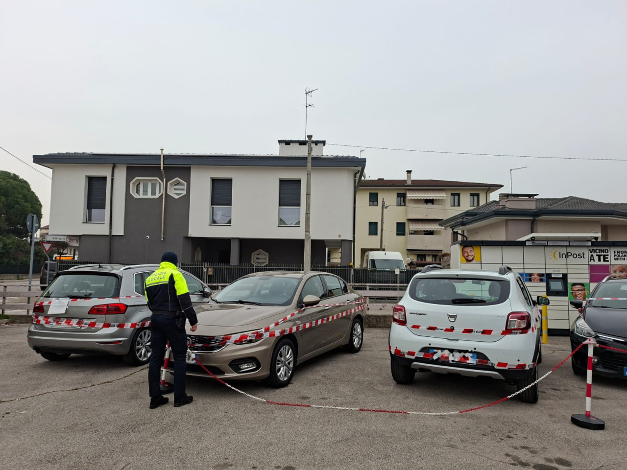 Sequestrate cinque auto in vendita senza autorizzazione in un distributore a Marghera