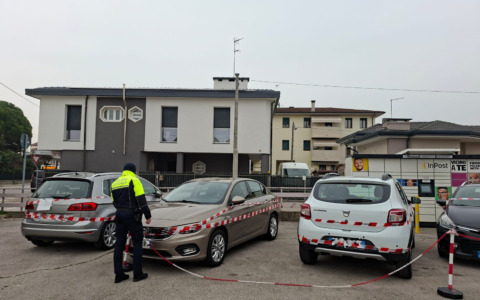 Sequestrate cinque auto in vendita senza autorizzazione in un distributore a Marghera