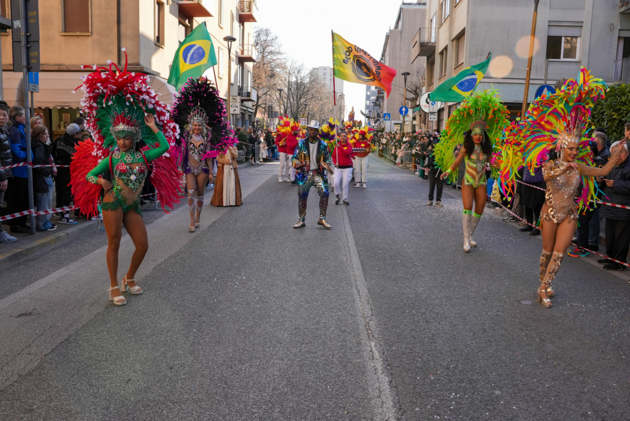 Carnevale di Venezia 2026, sfilata di carri allegorici a Mestre il 16 febbraio